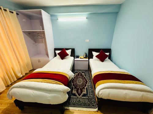 2 Betten nebeneinander in einem Zimmer in der Unterkunft PS Boutique Hotel in Kathmandu