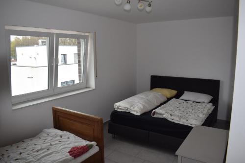 - une petite chambre avec un lit et une fenêtre dans l'établissement Apartment in 48599 Gronau Monteurzimmer, à Gronau