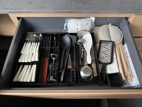 un cajón lleno de utensilios de cocina en una mesa en Seaside Villa SEEN Deep Sea en Onomichi