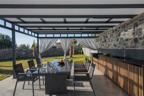 Posezení v ubytování Pura Vida Villa, with 2 Pools, Spa Whirlpool & Sauna, By ThinkVilla