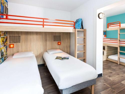 Saint-CerguesにあるhotelF1 Annemasse Hotel Renoveの小さなドミトリールームの二段ベッド2台分です。