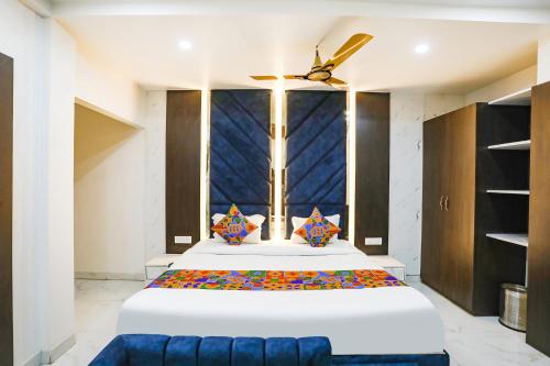 een slaapkamer met een groot bed en een raam bij FabHotel Prime SM Resort in Bhopal