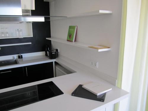 uma cozinha com um balcão com um livro em Penthouse mit Donaublick em Budapeste