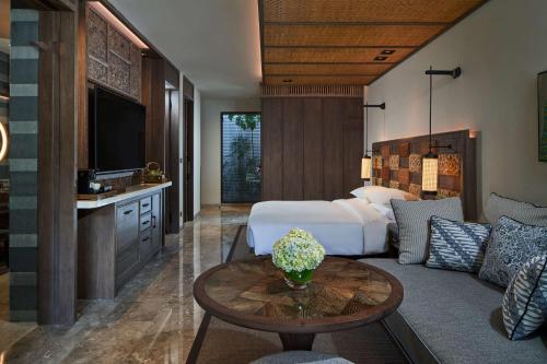 een hotelkamer met een bed en een bank bij Andaz Bali - a Concept by Hyatt in Sanur