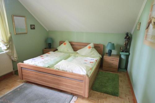 una camera da letto con letto, lenzuola e cuscini bianchi di An einer Schleuse gelegene Ferienwohnung mit Grundstück direkt am Wasser - b56514 a Wesenberg