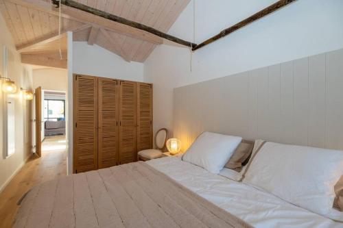 ein Schlafzimmer mit einem großen Bett in einem Zimmer in der Unterkunft Maison neuve à deux pas de la plage in Sainte-Marie-de-Ré