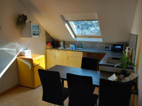 a kitchen with a table and chairs in a room at Ferienwohnung im roten Haus, die Therme ist fußläufig in 350m zu erreichen in Bad Ems