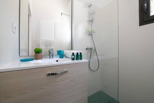 Ένα μπάνιο στο Maison d'architecte avec piscine à deux pas de la plage des Grenettes