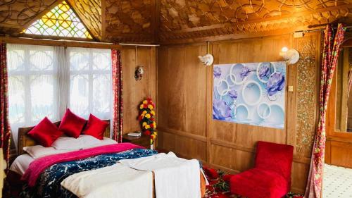 Uma cama ou camas num quarto em Nigeen Lake Group Of Houseboats