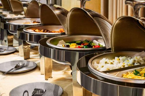 タシュケントにあるWyndham Garden Tashkentの食べ物が並ぶ一列