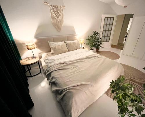 Urokliwy Azyl w Mieście: Komfort i Spokój, Projektor i HI-FI, 6 Minut Kolejką do Centrum.