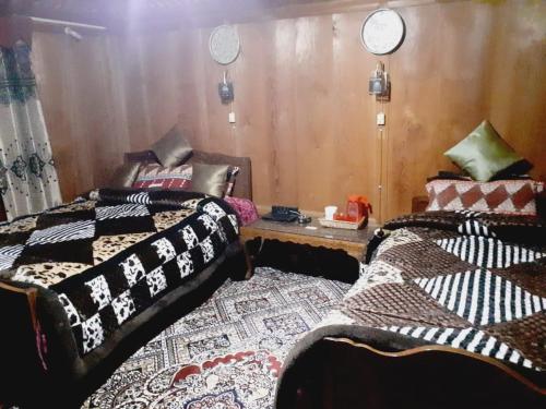 Krevet ili kreveti u jedinici u objektu Nigeen Lake Group Of Houseboats