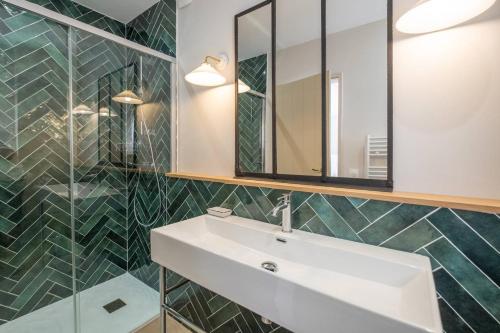 a bathroom with a sink and a mirror at Sublime maison d'architecte pour famille nombreuse in Les Portes