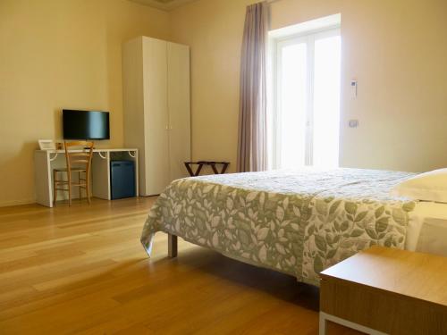 um quarto de hotel com uma cama e uma janela em Agriturismo Forest B&B em Iseo