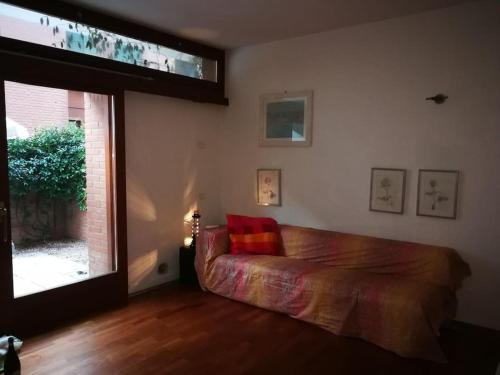 um quarto com uma cama e uma grande janela em Orange Casanova - Fibre-Optic Internet and Garden em Veneza