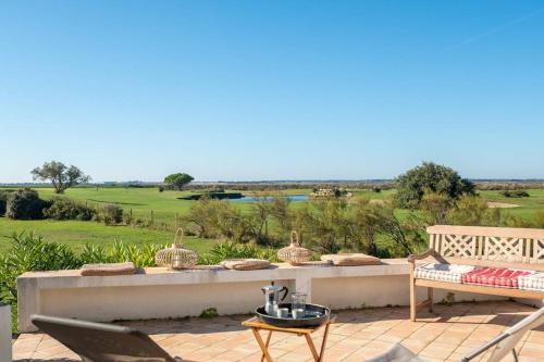 Maison de famille donnant sur le Golf et le Fier d'Ars dans un parc de 7500m2