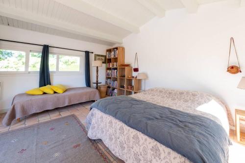 Un pat sau paturi într-o cameră la Maison de famille donnant sur le Golf et le Fier d'Ars dans un parc de 7500m2