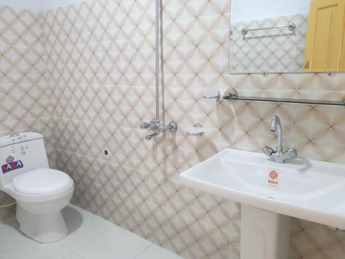 een badkamer met een toilet en een wastafel bij Hotel Miandam Palace in Mingora
