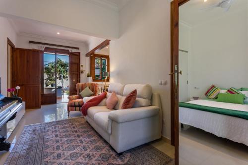 een woonkamer met een bank en een bed bij Casa Vileta in Palma de Mallorca