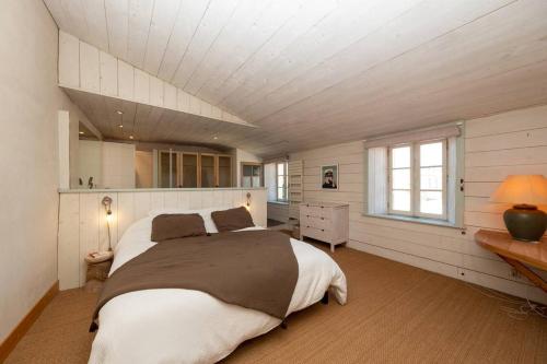 um quarto com uma cama grande num quarto em Charmante maison dans venelle fleurie em Sainte-Marie-de-Ré