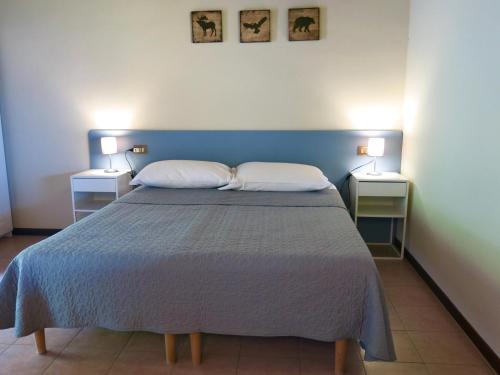 um quarto com uma cama grande e 2 almofadas em Agriturismo Forest B&B em Iseo