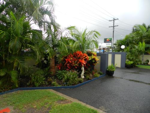Un jardín fuera de Golden Palms Motor Inn