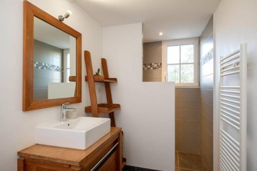 une salle de bain avec un lavabo, un miroir et une douche dans l'établissement Villa idéale pour deux familles qui cohabitent, à Sainte-Marie de Ré