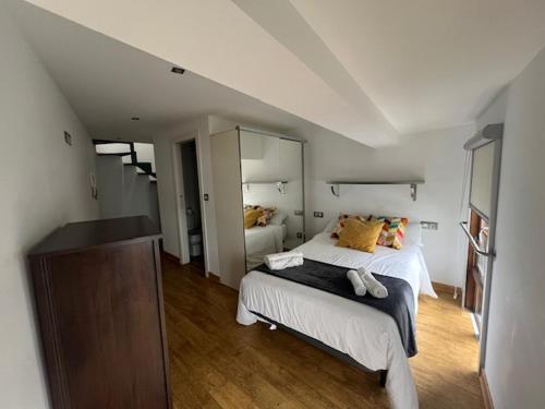 um quarto com uma cama grande num quarto em alojamiento Tinajas em La Coruña