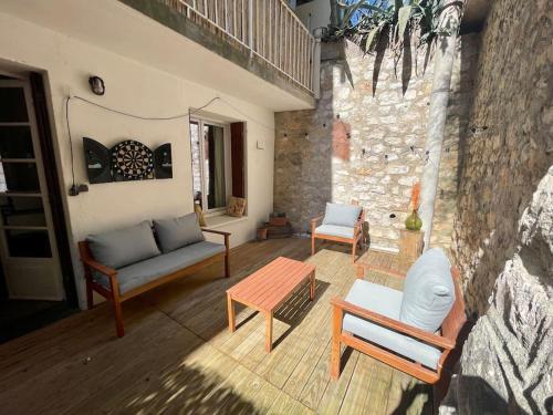 uma sala de estar com um sofá e uma mesa em Casa Pao à 50m de la plage em Cassis