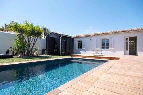 une piscine dans la cour d'une maison dans l'établissement Maison familiale rénovée avec piscine quartier de la Cible, à Saint-Martin-de-Ré