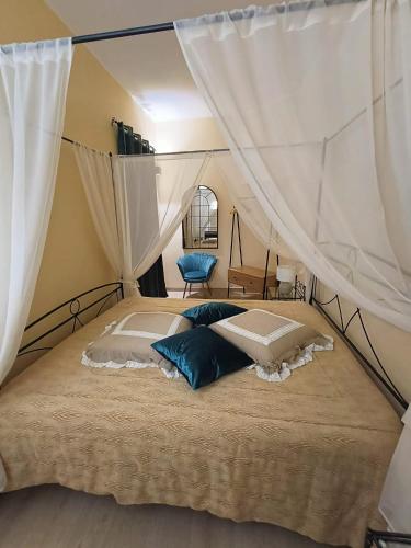 ein Schlafzimmer mit einem großen Bett mit Baldachin in der Unterkunft The Cavern - Salento da aMare in Casarano