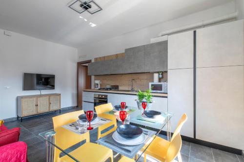 cocina y comedor con mesa y sillas en Minuetto Apartment - 2 bedrooms, en Vicenza