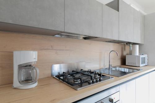 cocina con fogones y licuadora en Minuetto Apartment - 2 bedrooms, en Vicenza