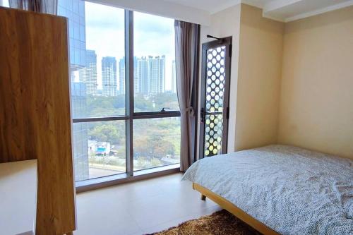 ジャカルタにあるPrime Location Gem Stylish 2BR at Menara Jakartaのベッドルーム1室(ベッド1台、大きな窓付)