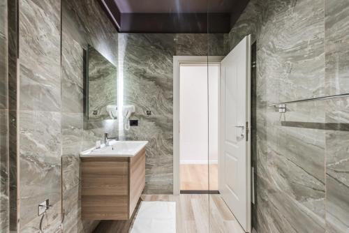 ein Bad mit einem Waschbecken und einer Dusche in der Unterkunft Relax Inn Hotel Durres in Durrës