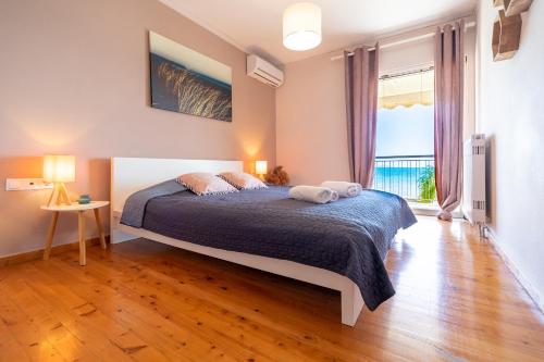 ein Schlafzimmer mit einem Bett mit zwei Kissen darauf in der Unterkunft Almyros Sea Front Villa in Myloi