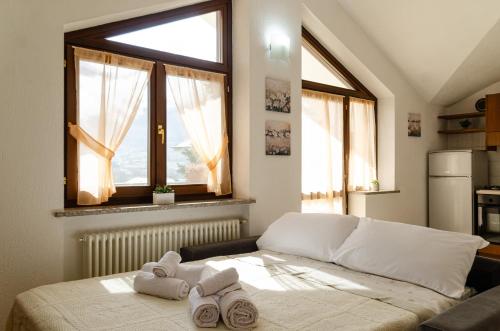 um quarto com uma cama com toalhas em Sarre Skyline Apartment - Relax in Valle d'Aosta em Aosta