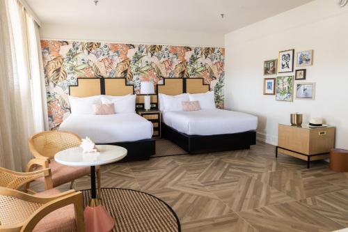 um quarto de hotel com duas camas e uma mesa em La Concha Key West em Key West