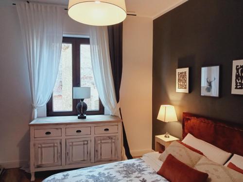 Schlafzimmer mit einem Bett und einem Fenster in der Unterkunft COMECASADELUXE in Divignano
