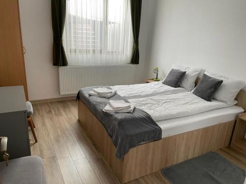 Postel nebo postele na pokoji v ubytování Fenyő Apartman
