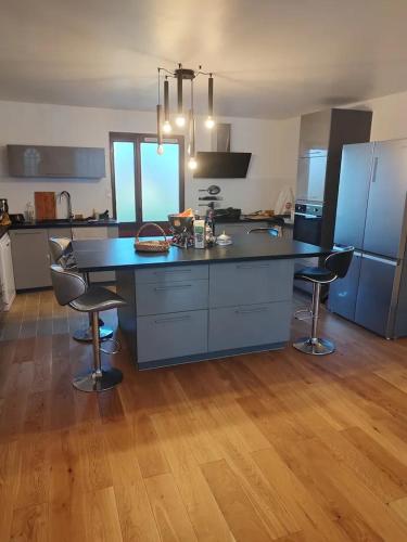 une cuisine avec un grand îlot au milieu dans l'établissement Belle maison de Campagne Confortable 17 couchages, à La Bazoche-Gouet