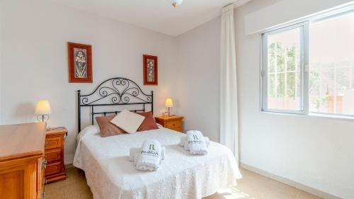 1 dormitorio con 1 cama con 2 toallas en Bella Vista Frigiliana by Ruralidays, en Frigiliana