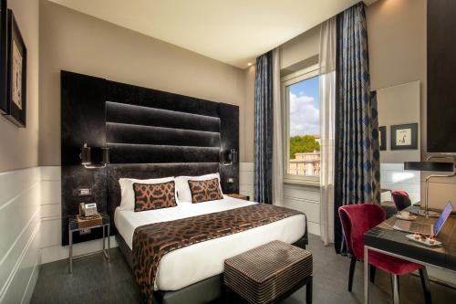 pokój hotelowy z łóżkiem i oknem w obiekcie The Glam w Rzymie