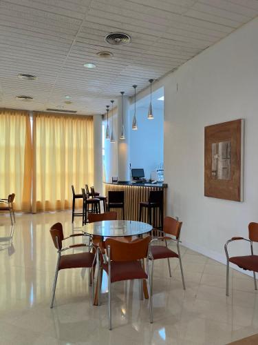 a dining room with a table and chairs at Hospedium Hotel Sky Blu Torre de Sevilla in Torre de la Reina