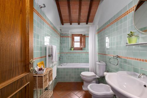La salle de bains est pourvue d'un lavabo, de toilettes et d'une baignoire. dans l'établissement Podere San Bartolo- Fienile, à Barberino di Val dʼElsa