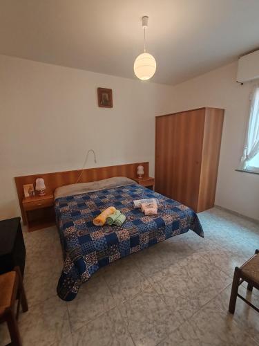 sypialnia z łóżkiem z dwoma pluszakami w obiekcie Casa Martesa w mieście Loano