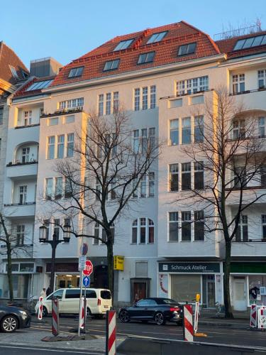 un grand bâtiment avec des voitures garées devant lui dans l'établissement Bismarcks Berlin, à Berlin