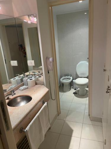 a bathroom with a sink and a toilet at Un bonito lugar en el centro de Buenos Aires in Buenos Aires