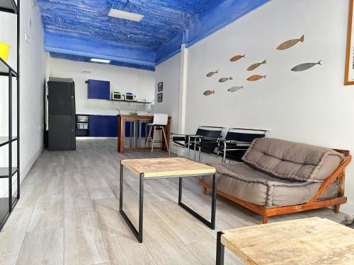 a living room with a couch and a kitchen at Agi Gloria Rooms in Roses