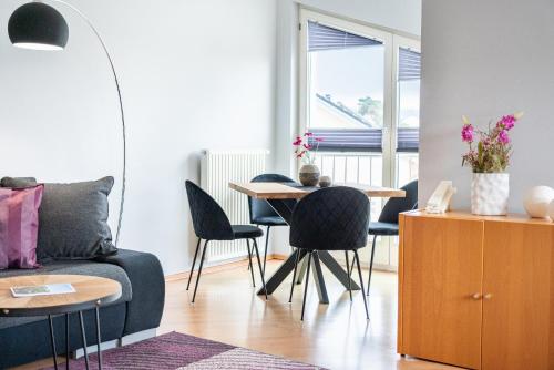 - un salon avec une table, des chaises et un canapé dans l'établissement Villa Alt_Ahlbeck, à Ahlbeck